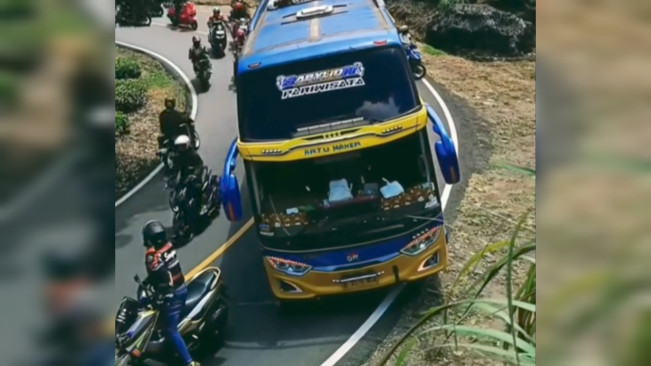 Tangkapan layar pengendara Nmax setop bus di tikungan Ciwidey. [Instagram]